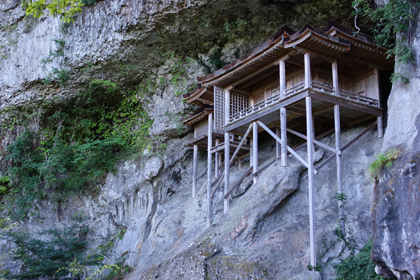投入堂：崖の中に建つ三佛寺・投入堂